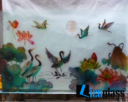 Thi công tranh kính hạc bay lượn trên bầu trời