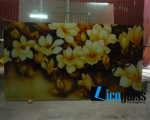 Thi công tranh kính hoa mai đẹp cho phòng khách 01