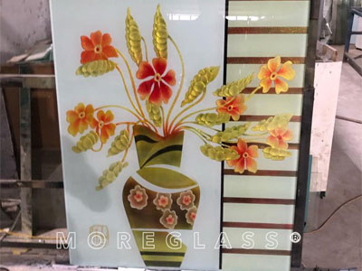 Tranh kính bình hoa 5 cánh màu vàng cho phòng bếp