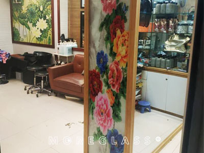 Thi công tranh kính đứng vách ngăn salon tóc