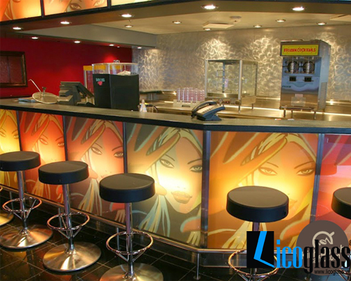 Tranh kính quầy bar karaoke hiện đang thu hút người dùng