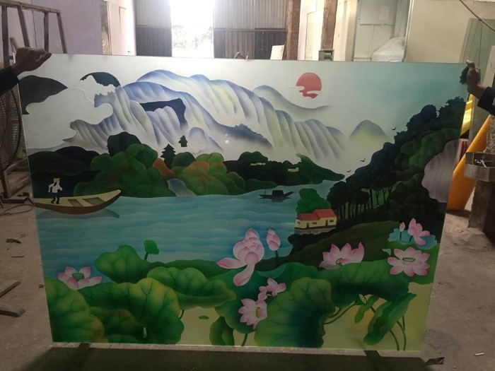Sự khác biệt giữa tranh kính in và tranh kính điêu khắc