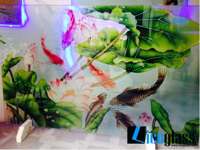 Sự khác biệt giữa tranh kính in và tranh kính điêu khắc